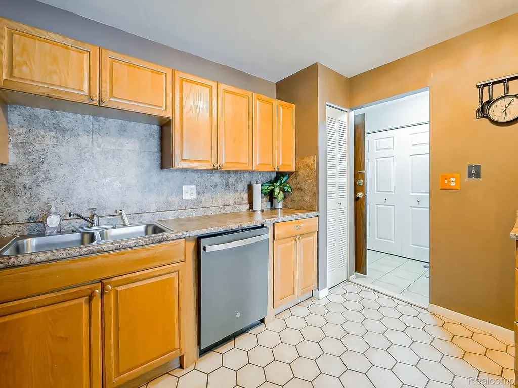 28428 W 8 Mile Road Farmington Hills City MI 48336