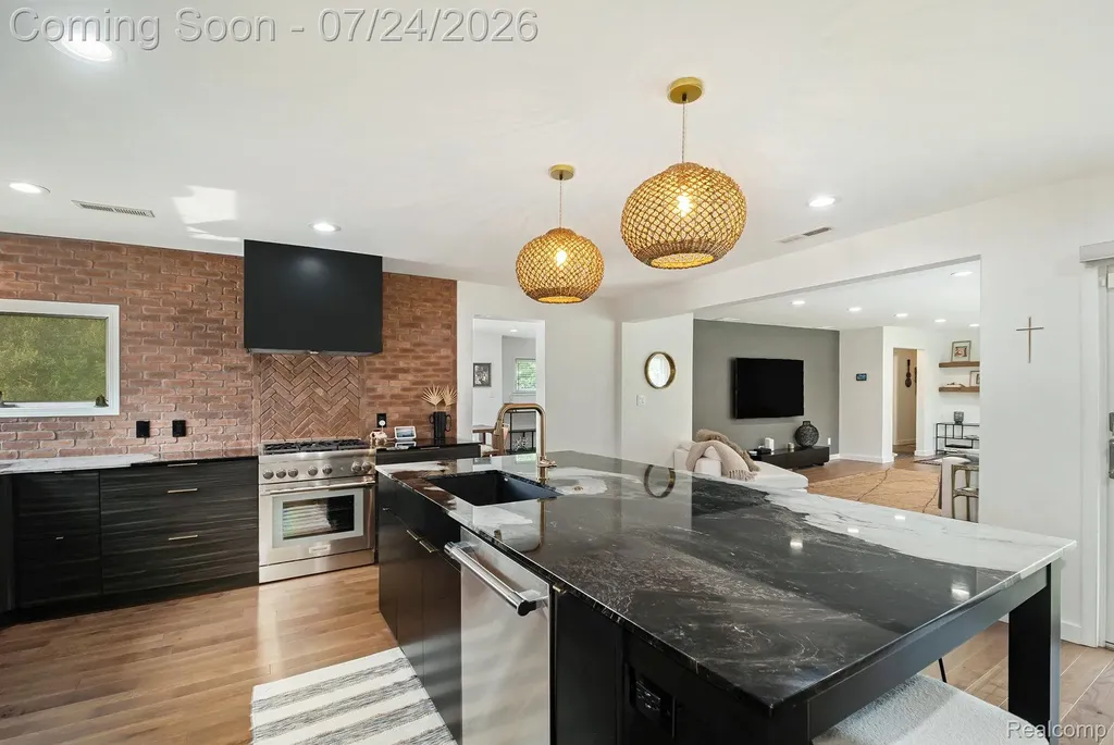 114 W Hickory Grove Road Bloomfield Hills City MI 48304