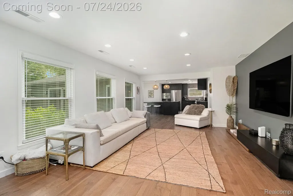 114 W Hickory Grove Road Bloomfield Hills City MI 48304
