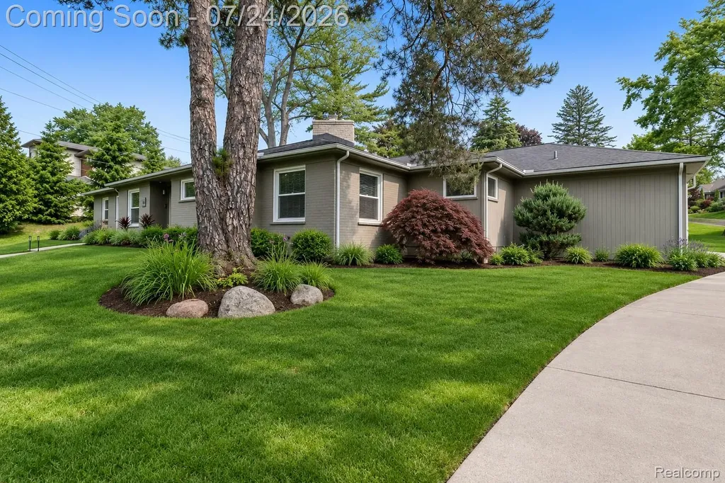 114 W Hickory Grove Road Bloomfield Hills City MI 48304
