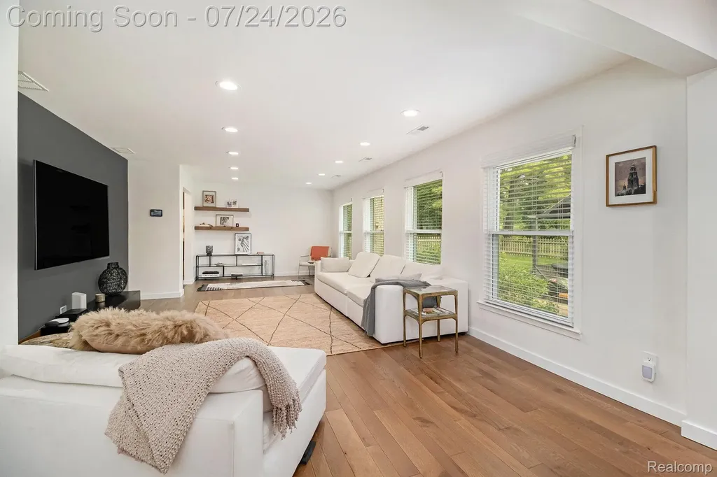 114 W Hickory Grove Road Bloomfield Hills City MI 48304