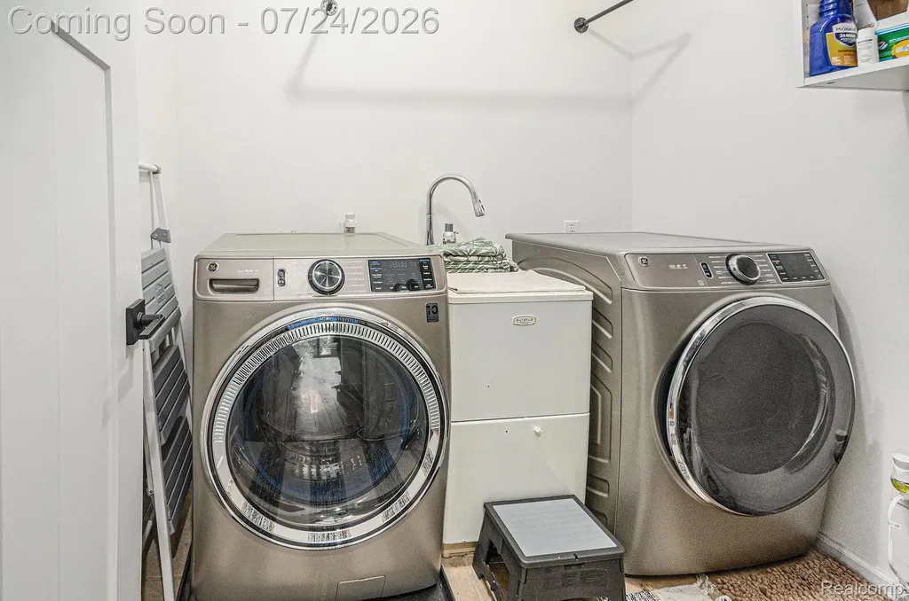 114 W Hickory Grove Road Bloomfield Hills City MI 48304