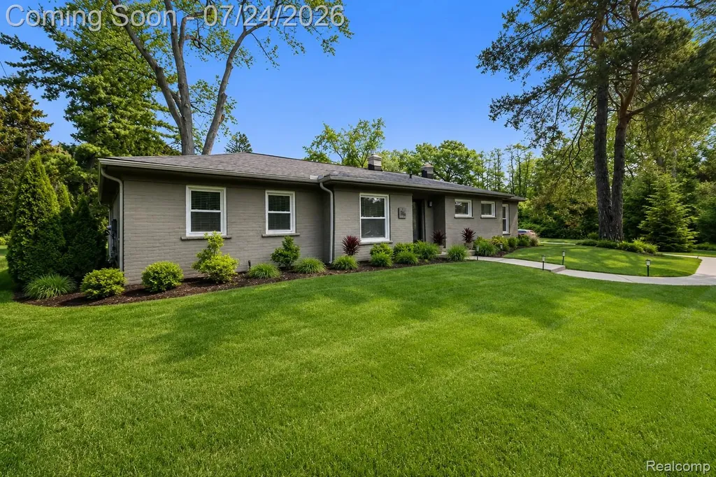 114 W Hickory Grove Road Bloomfield Hills City MI 48304
