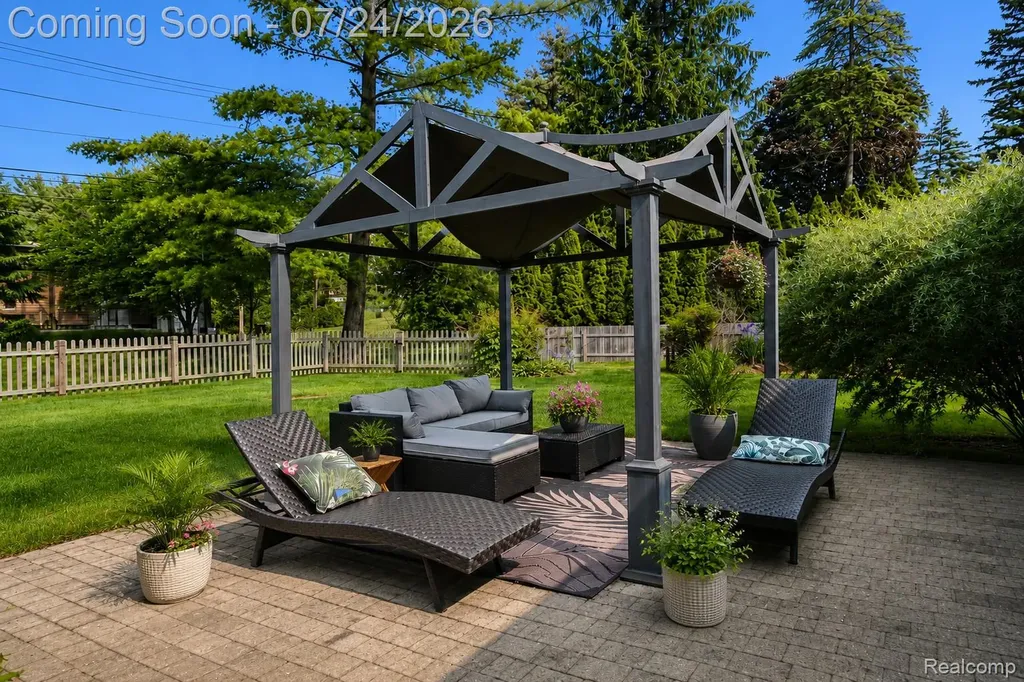 114 W Hickory Grove Road Bloomfield Hills City MI 48304