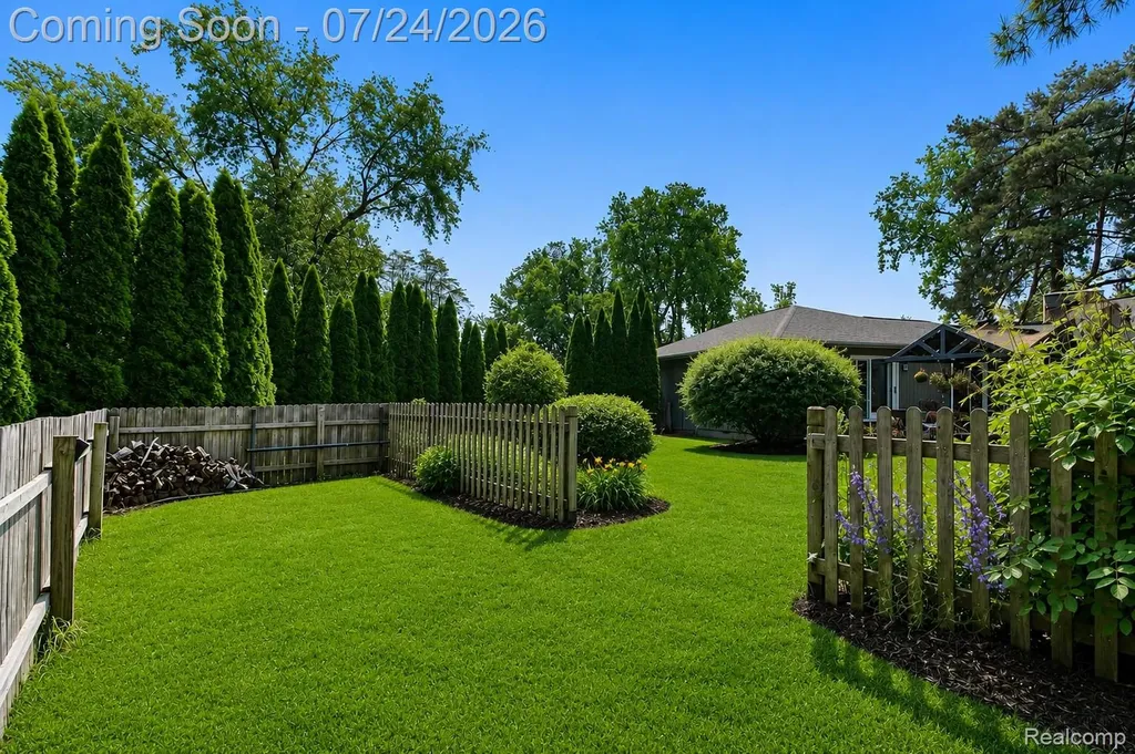 114 W Hickory Grove Road Bloomfield Hills City MI 48304