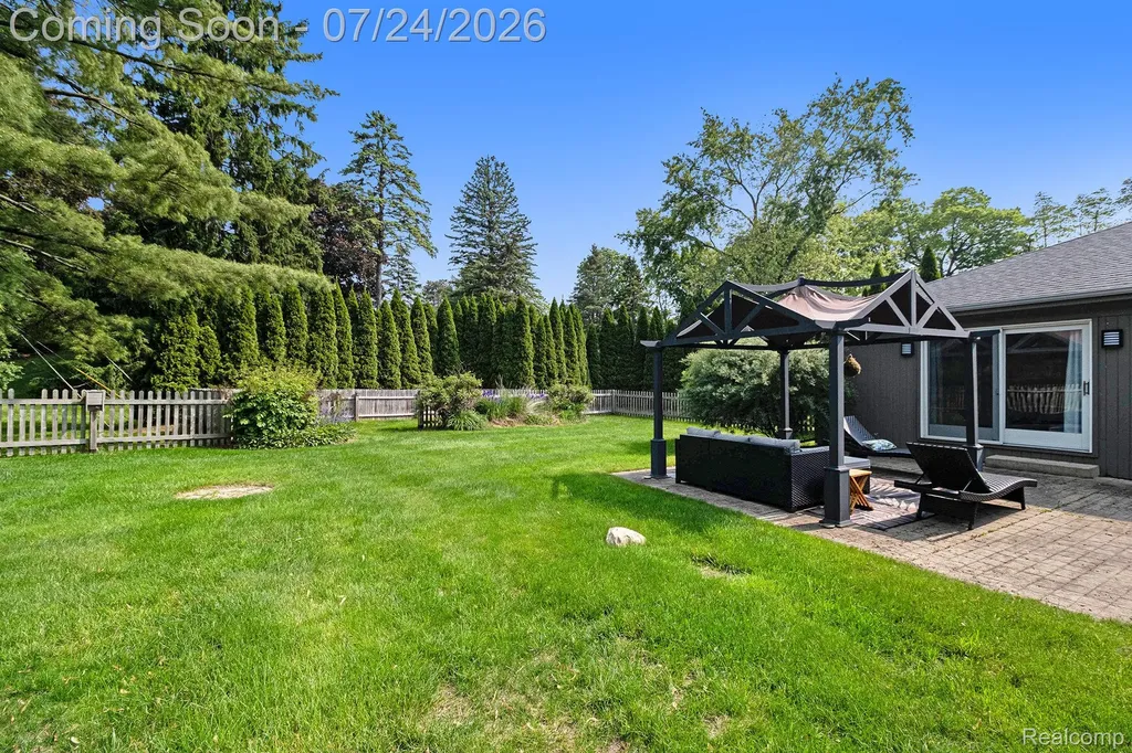 114 W Hickory Grove Road Bloomfield Hills City MI 48304