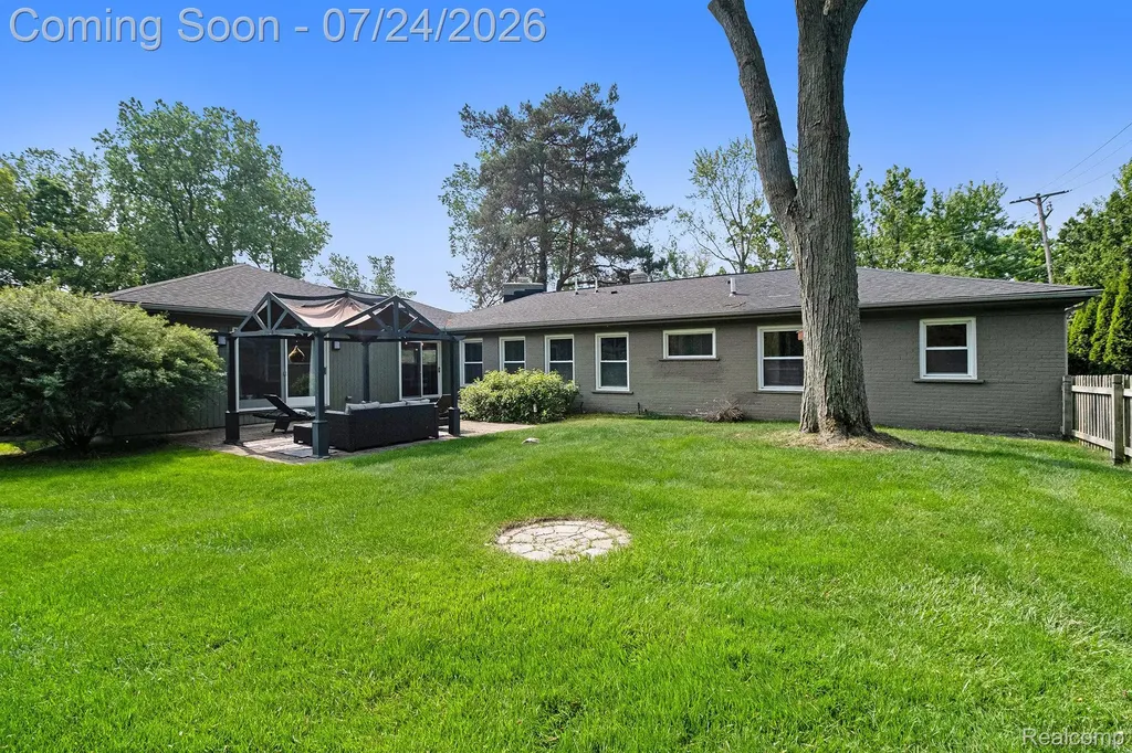 114 W Hickory Grove Road Bloomfield Hills City MI 48304