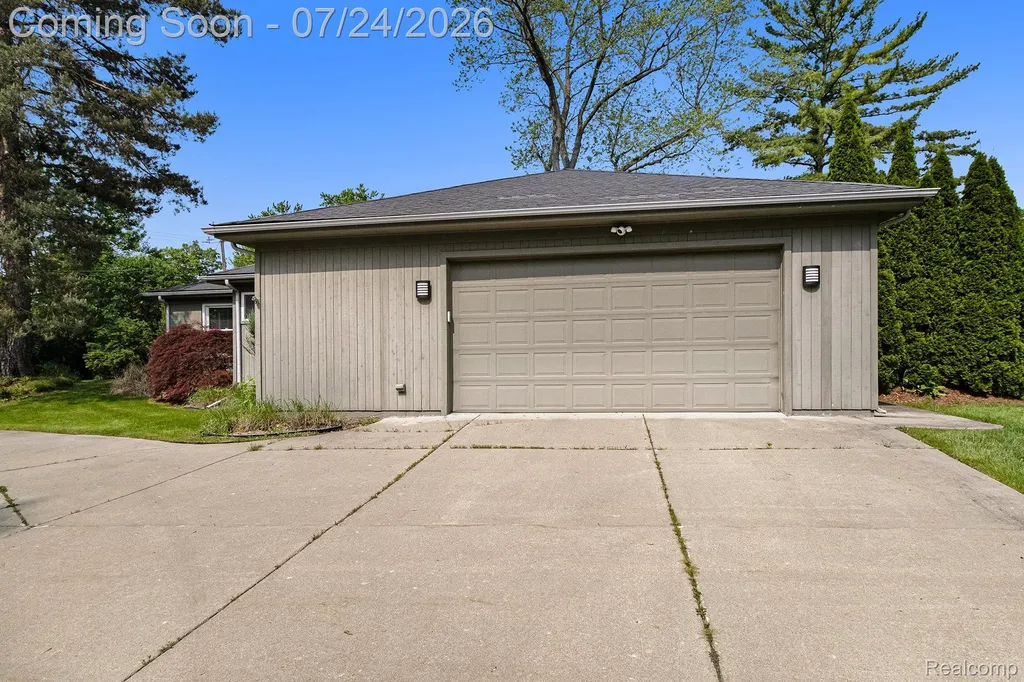114 W Hickory Grove Road Bloomfield Hills City MI 48304