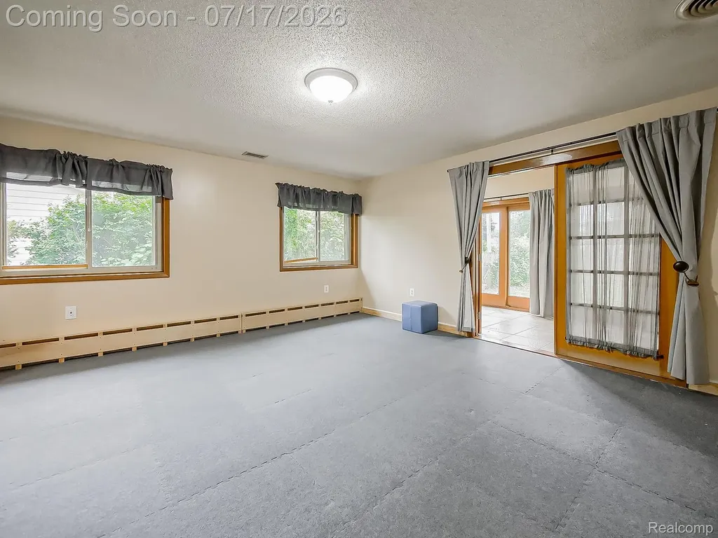 28177 Ryan Road Warren City MI 48092