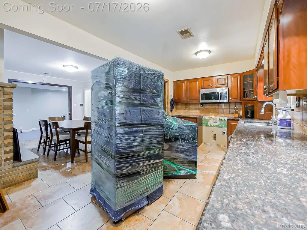 28177 Ryan Road Warren City MI 48092