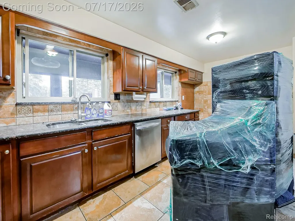 28177 Ryan Road Warren City MI 48092