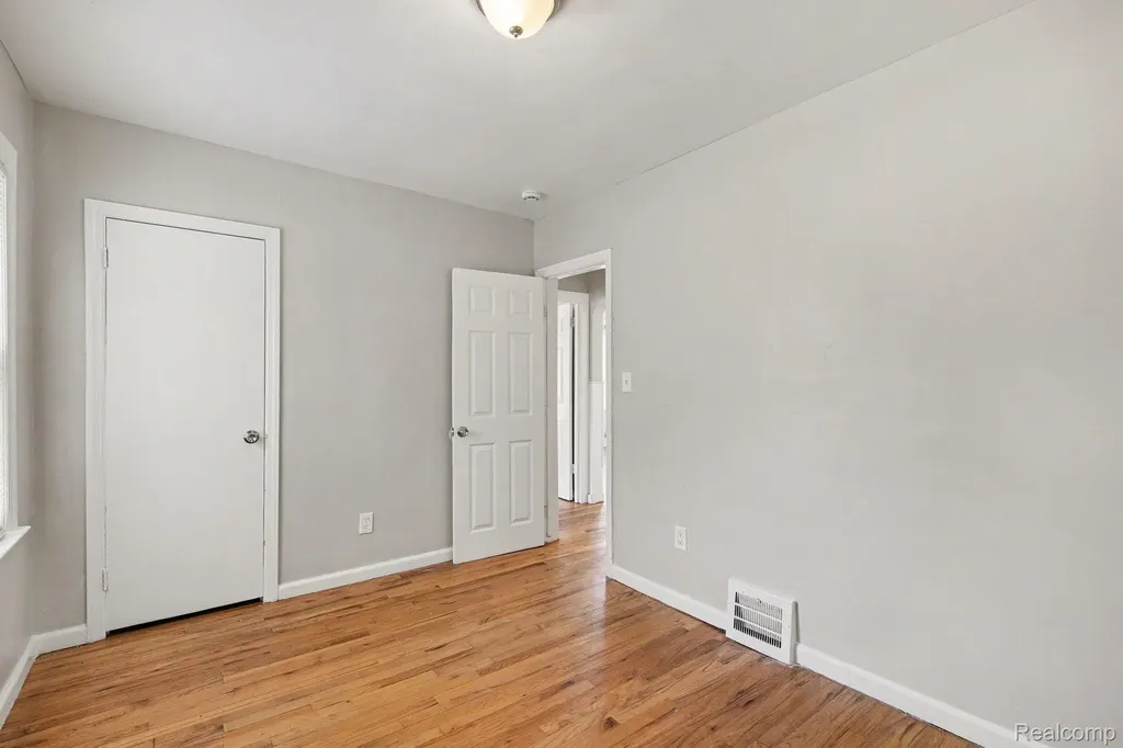 7516 Fisher Avenue Warren City MI 48091