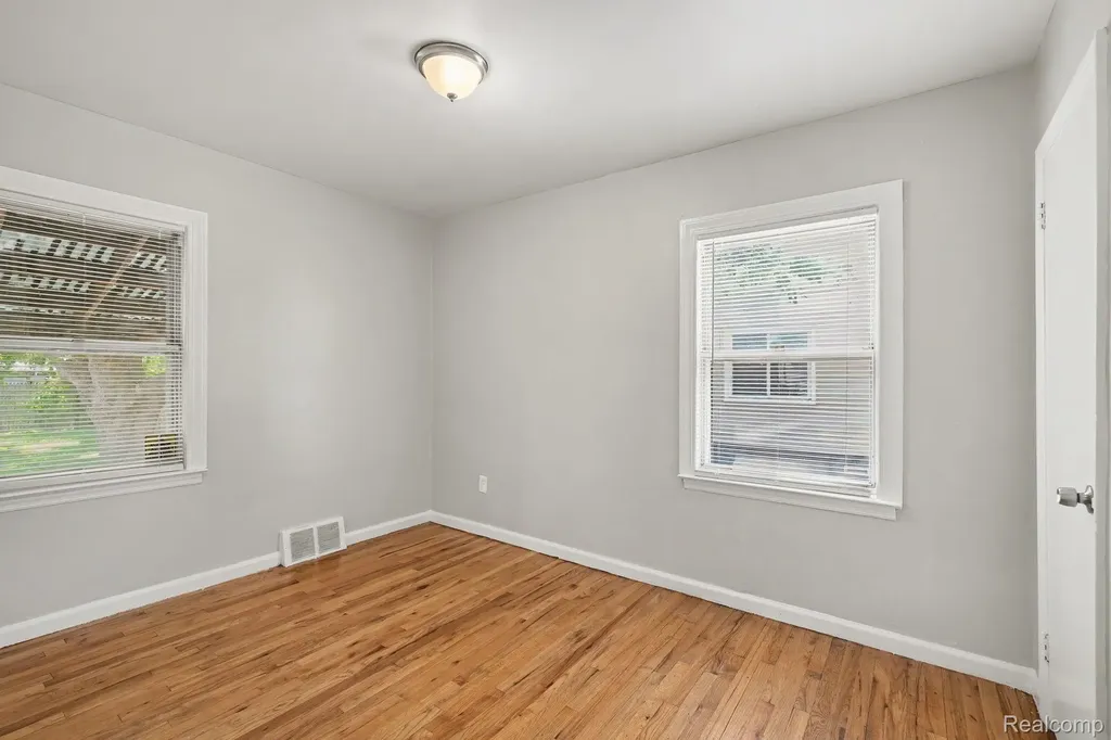 7516 Fisher Avenue Warren City MI 48091