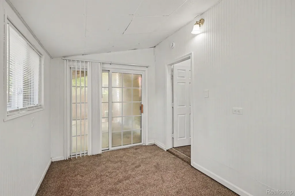 7516 Fisher Avenue Warren City MI 48091