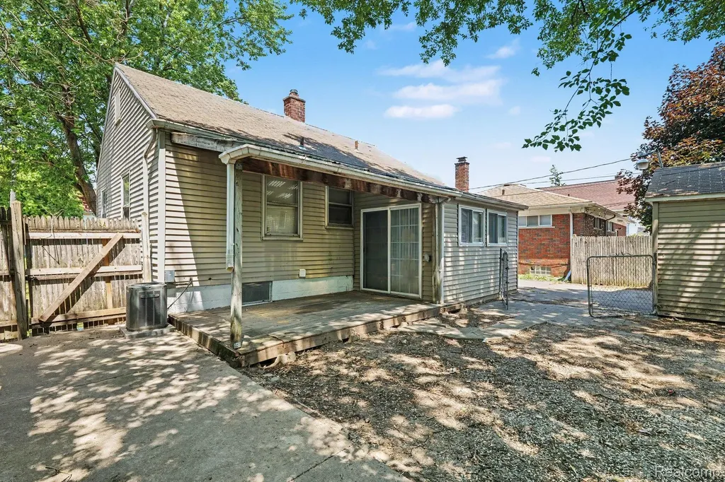 7516 Fisher Avenue Warren City MI 48091