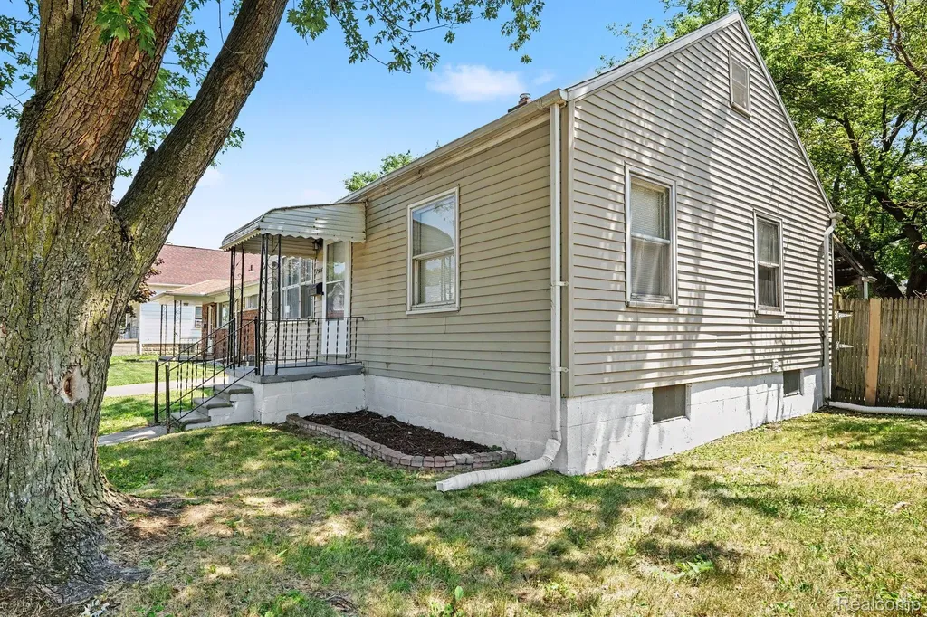 7516 Fisher Avenue Warren City MI 48091