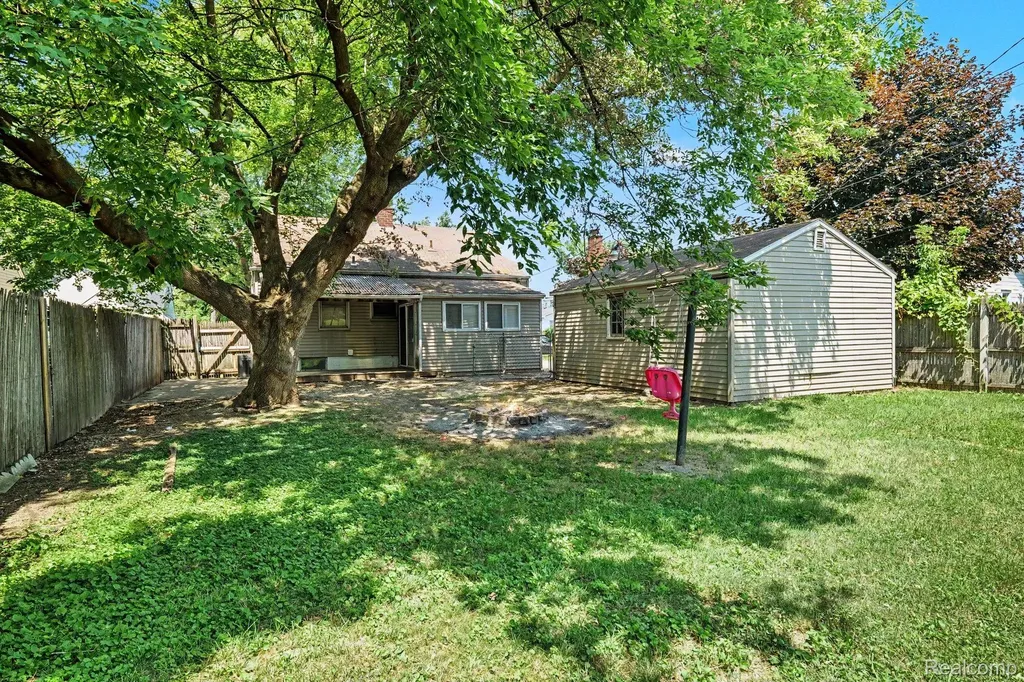 7516 Fisher Avenue Warren City MI 48091