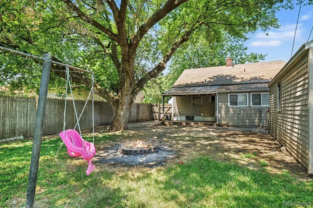 7516 Fisher Avenue Warren City MI 48091