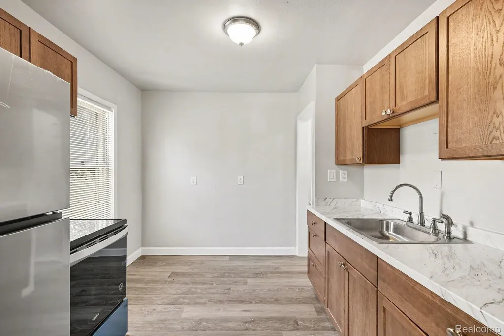 7516 Fisher Avenue Warren City MI 48091
