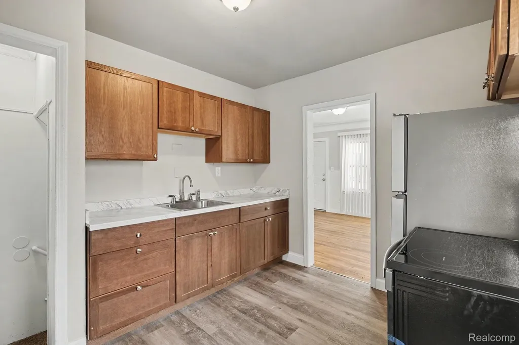7516 Fisher Avenue Warren City MI 48091