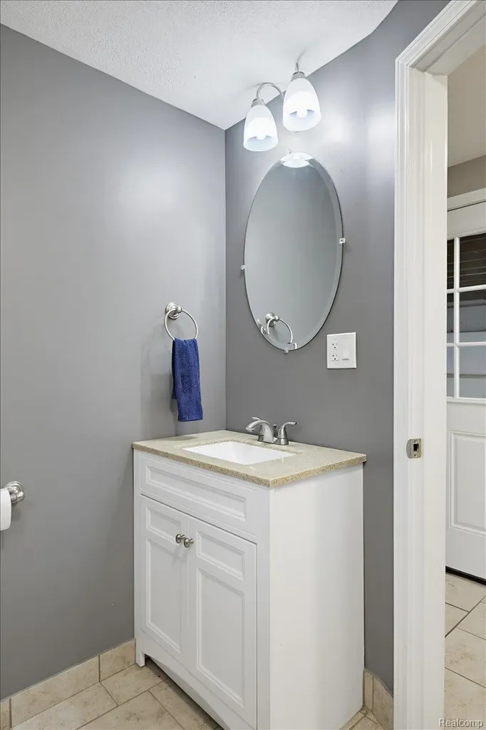 986 Gill Street Oxford Charter Township MI 48371