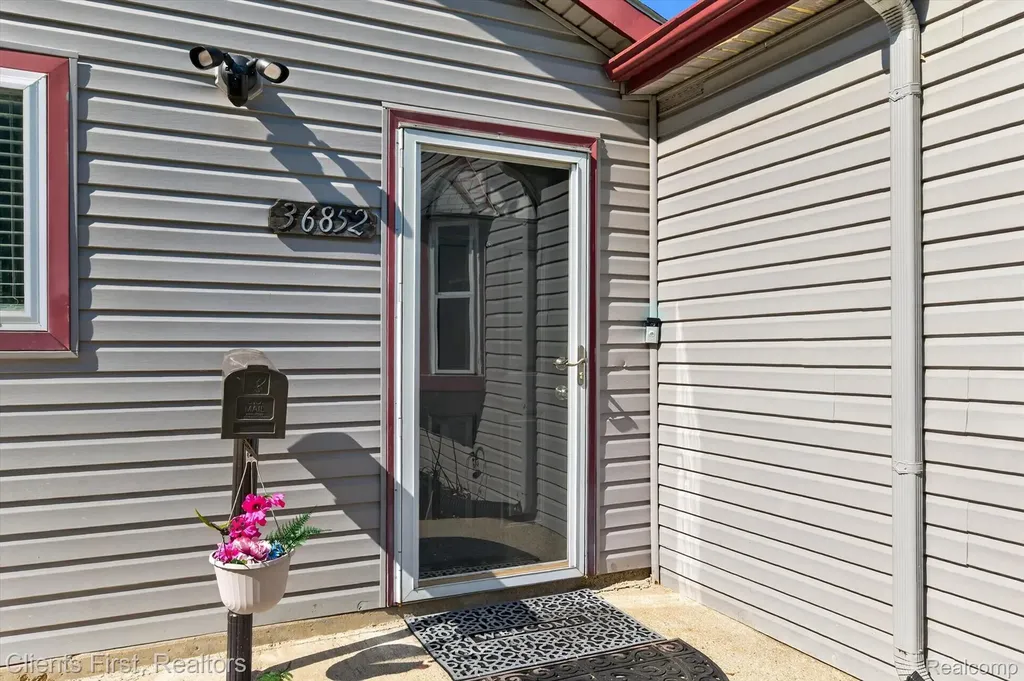 36852 Chase Street Romulus City MI 48174