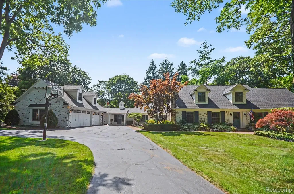 3780 Squirrel Road Bloomfield Charter Township MI 48304