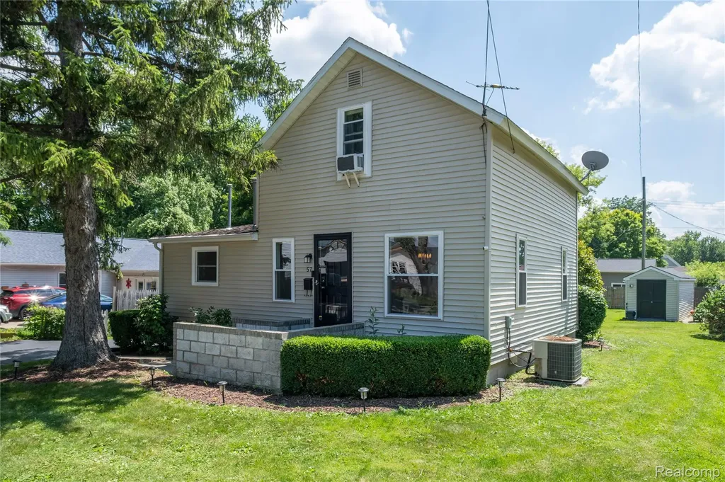 57 N Elm Street Lapeer City MI 48446