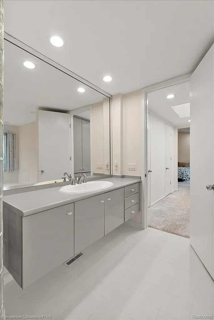 4948 Champlain Circle West Bloomfield Charter Township MI 48323