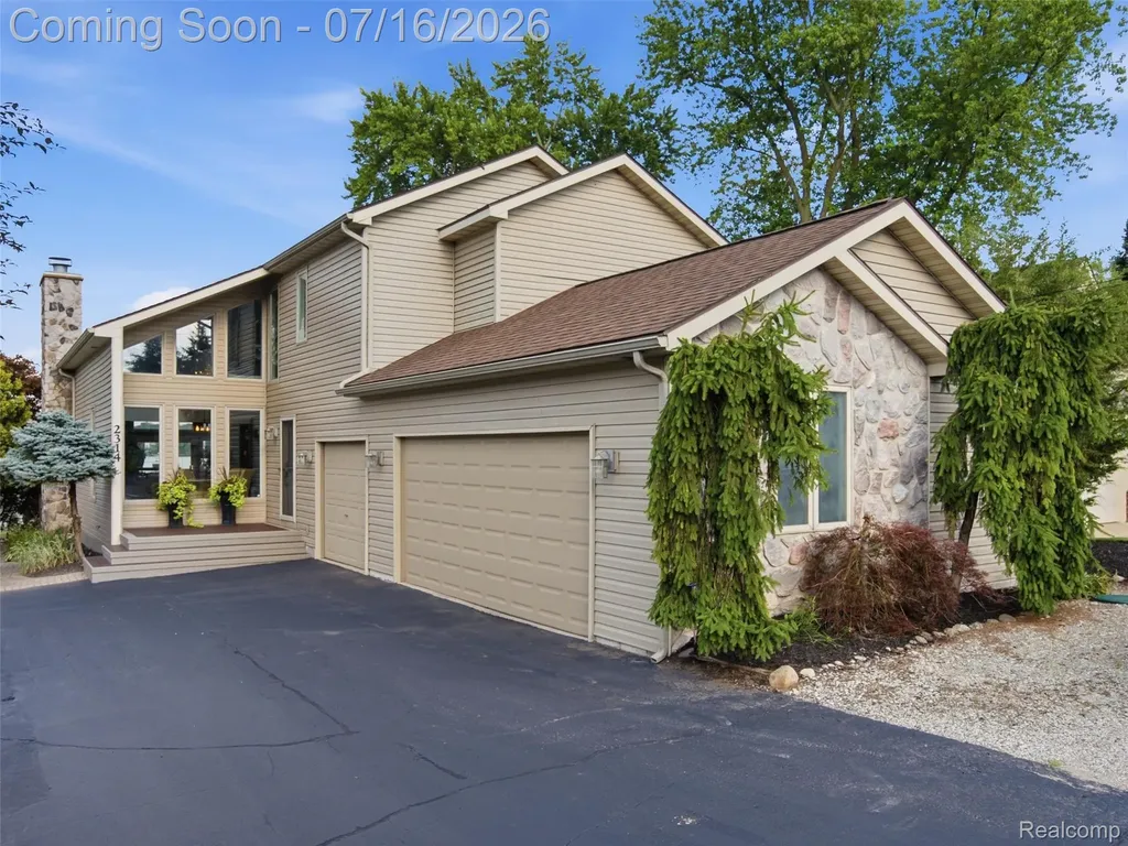 2314 N Duck Lake Road Highland Charter Township MI 48356