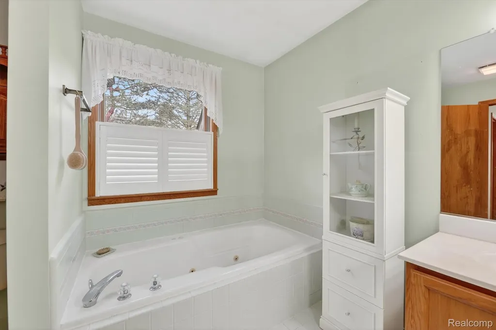 7798 Lee Road Hamburg Township MI 48116