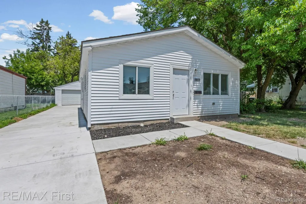 11051 Maxwell Avenue Warren City MI 48089