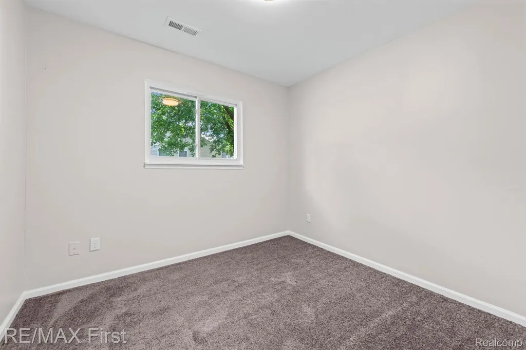 11051 Maxwell Avenue Warren City MI 48089