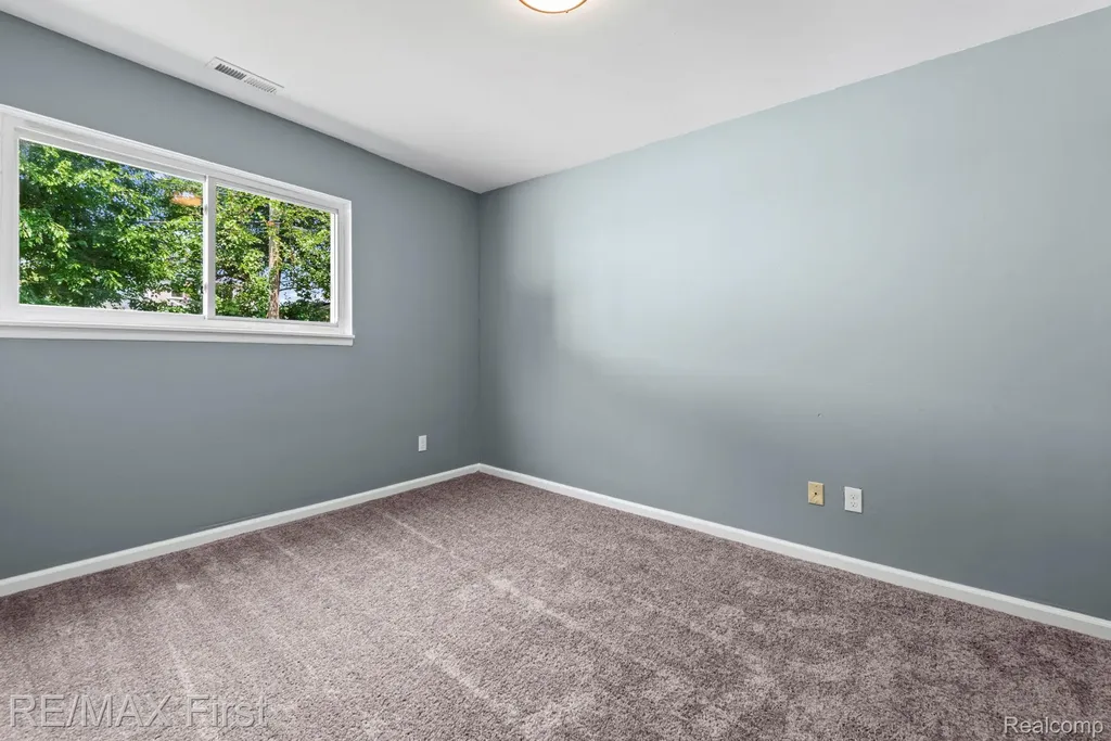 11051 Maxwell Avenue Warren City MI 48089