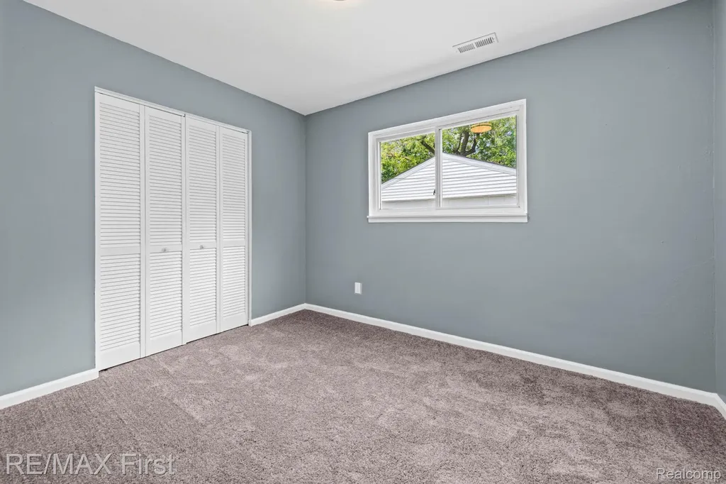 11051 Maxwell Avenue Warren City MI 48089