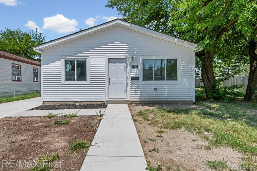 11051 Maxwell Avenue Warren City MI 48089