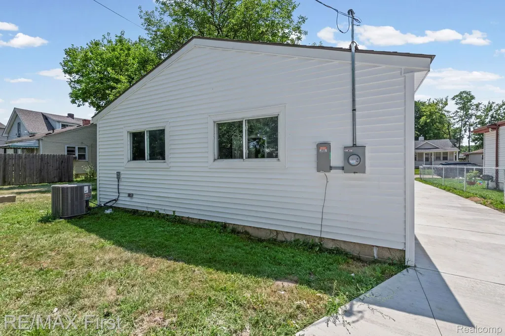 11051 Maxwell Avenue Warren City MI 48089