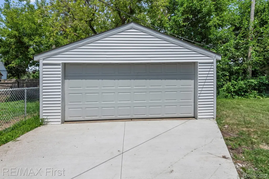 11051 Maxwell Avenue Warren City MI 48089