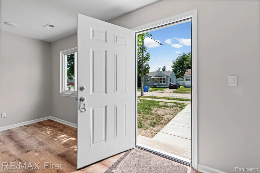 11051 Maxwell Avenue Warren City MI 48089