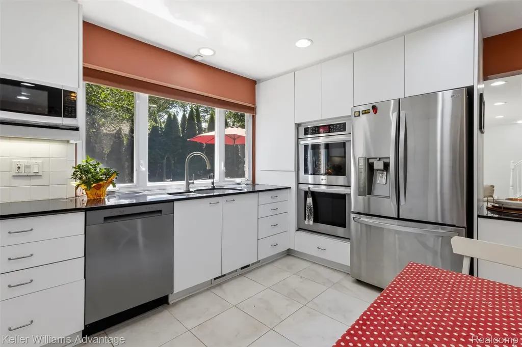 6711 Woodside Trail West Bloomfield Charter Township MI 48322