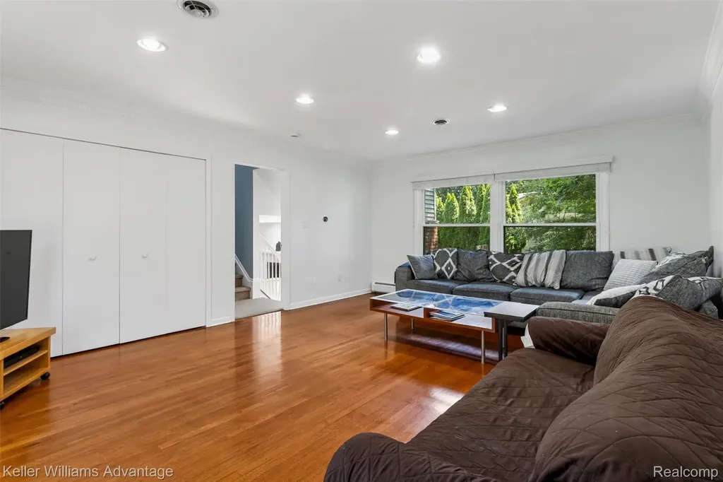 6711 Woodside Trail West Bloomfield Charter Township MI 48322