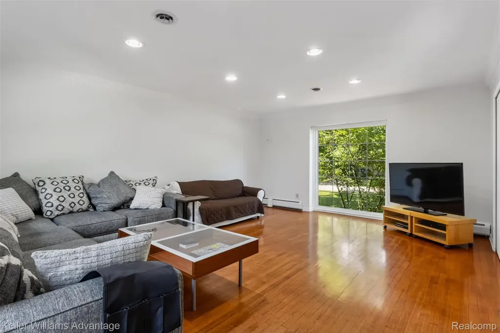 6711 Woodside Trail West Bloomfield Charter Township MI 48322