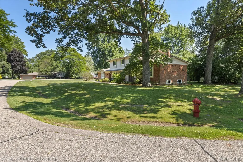 6711 Woodside Trail West Bloomfield Charter Township MI 48322