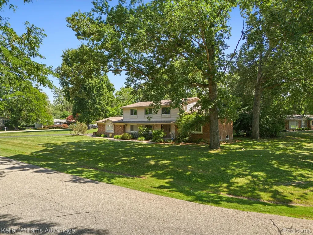 6711 Woodside Trail West Bloomfield Charter Township MI 48322