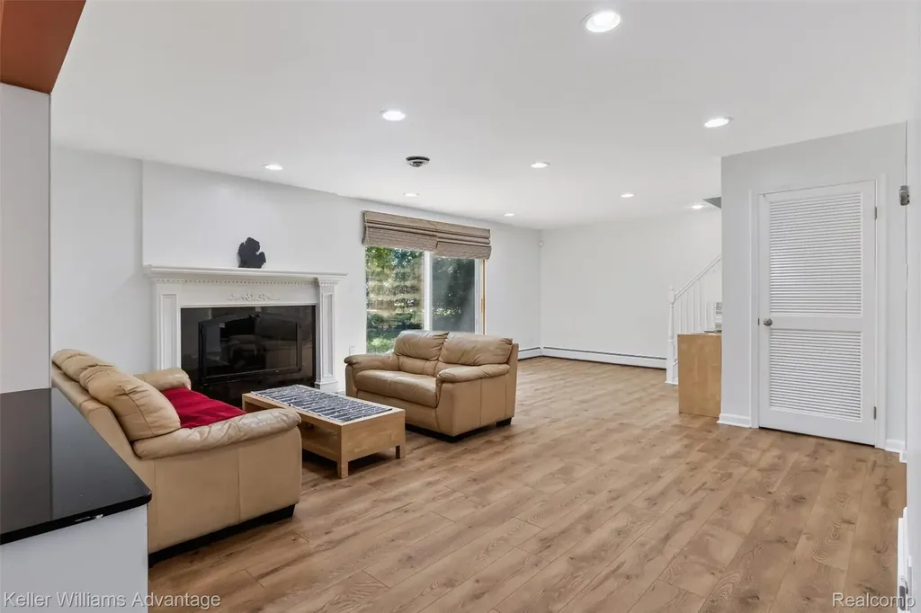 6711 Woodside Trail West Bloomfield Charter Township MI 48322