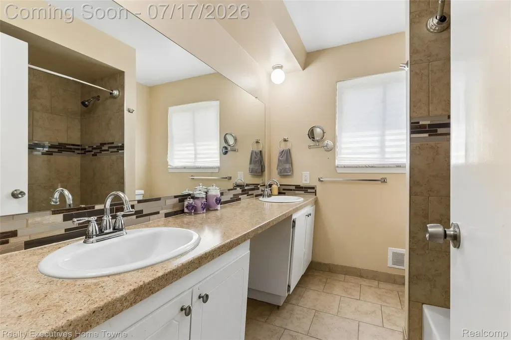 11840 Herbert Avenue Warren City MI 48089