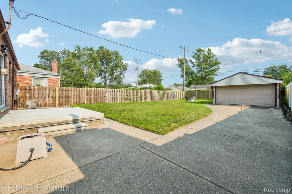 32021 Grandview Avenue Westland City MI 48186