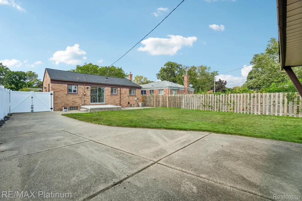 32021 Grandview Avenue Westland City MI 48186