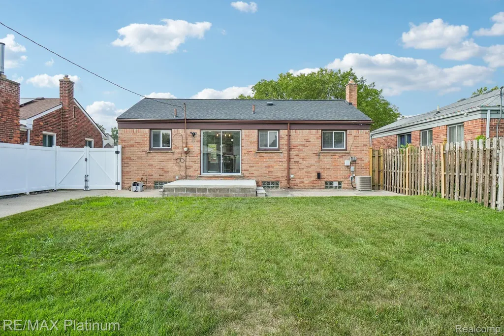 32021 Grandview Avenue Westland City MI 48186
