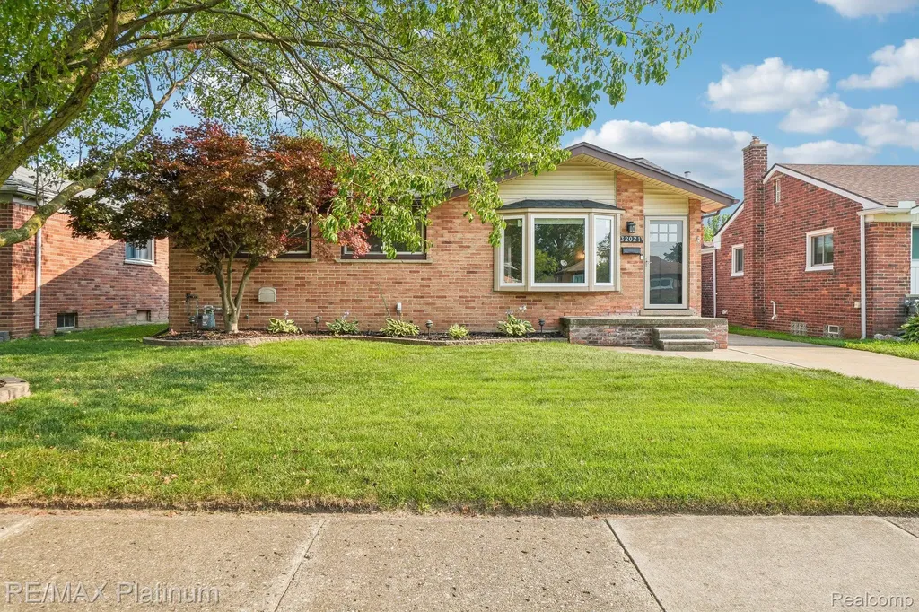 32021 Grandview Avenue Westland City MI 48186